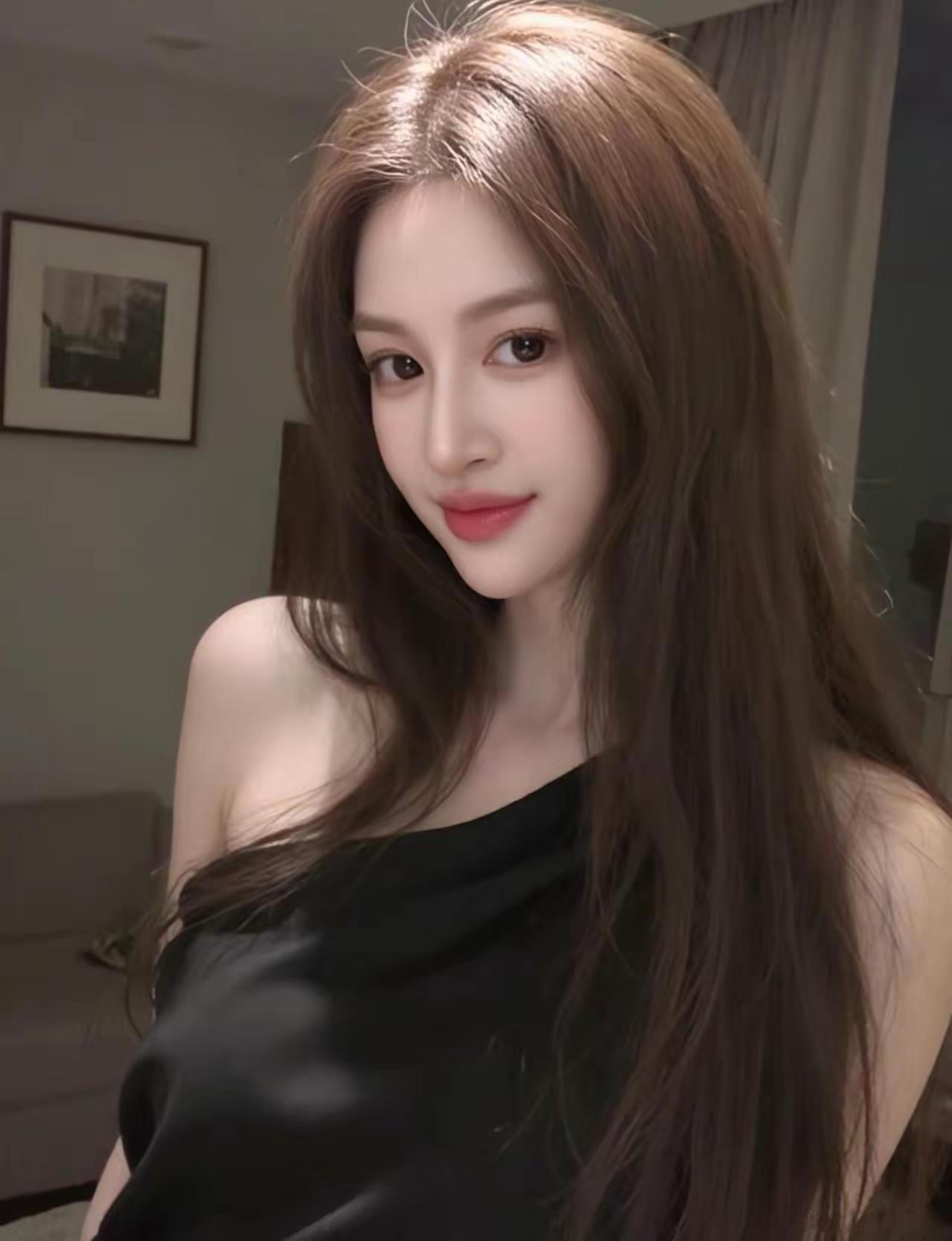 温柔甜美的少女，黑发红唇，优雅迷人。