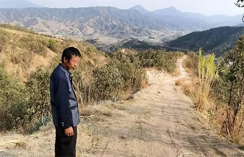 四川攀枝花一男子自费7万修山路，帮村民卖芒果。但路刚修好，就被村民举报，森林公安
