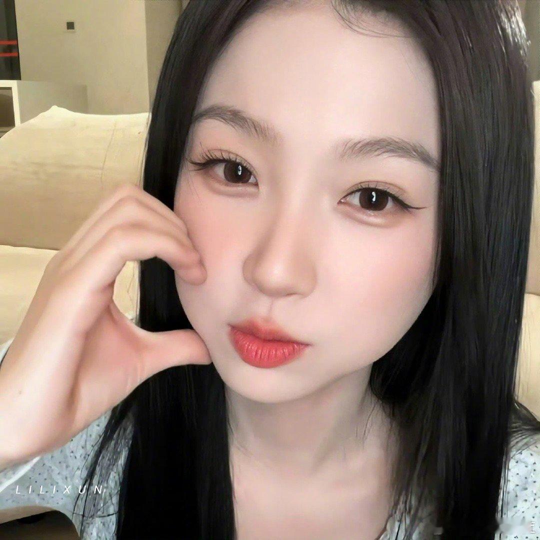 虞书欣果然怎么穿都好看哇～ 