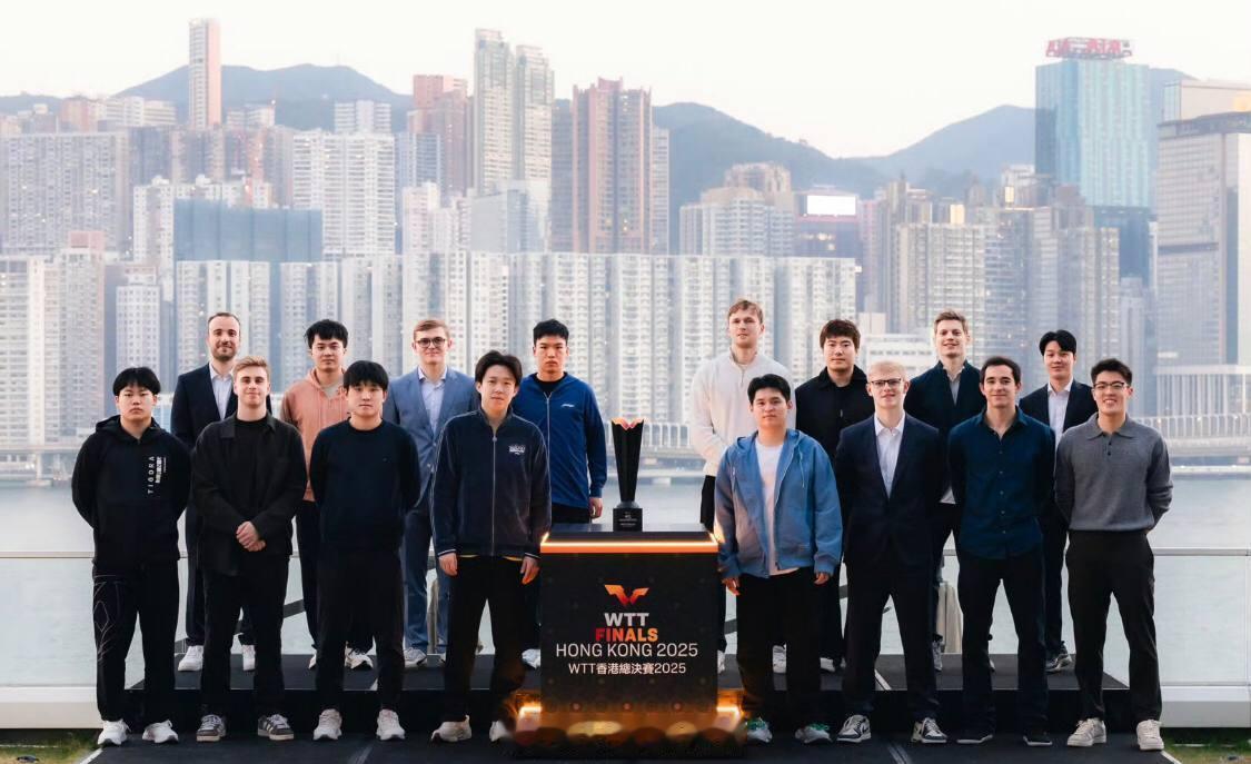 WTT 香港总决赛抽签仪式结束后，参赛球员们在香港街头拍摄了城市合照。 