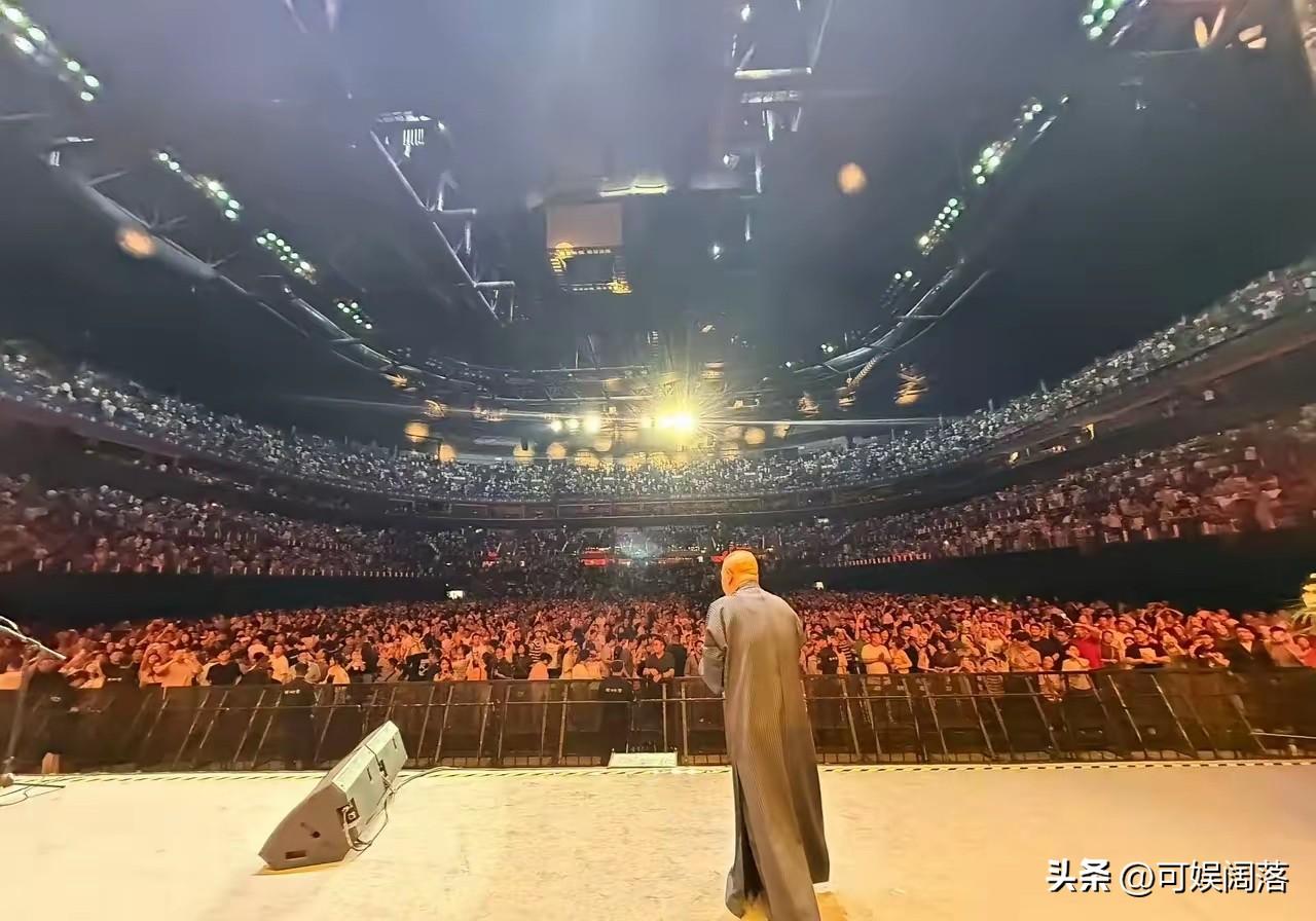 郭德纲，一条社交动态，引发热议。

8月2日，郭德纲晒出9张南京演出现场实拍图，