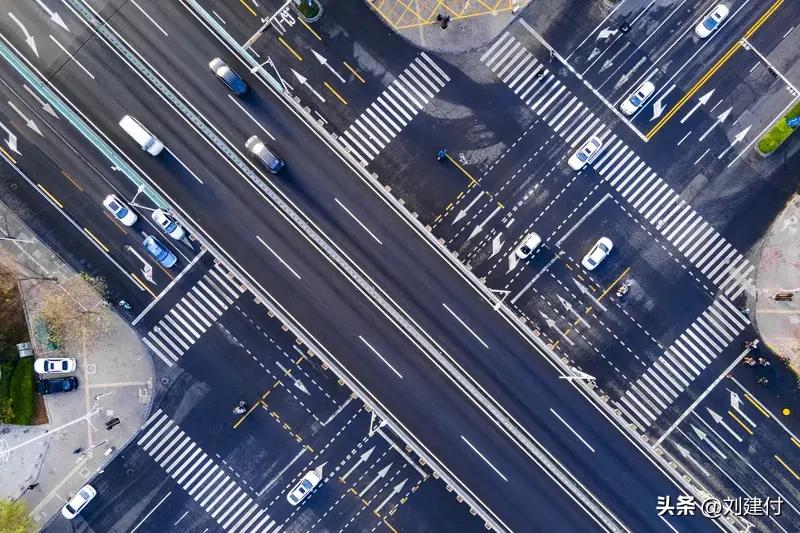 女子停路口整理后备箱不顾身后堵车 女子路口整理后备箱致拥堵引众怒
近日，网上一个