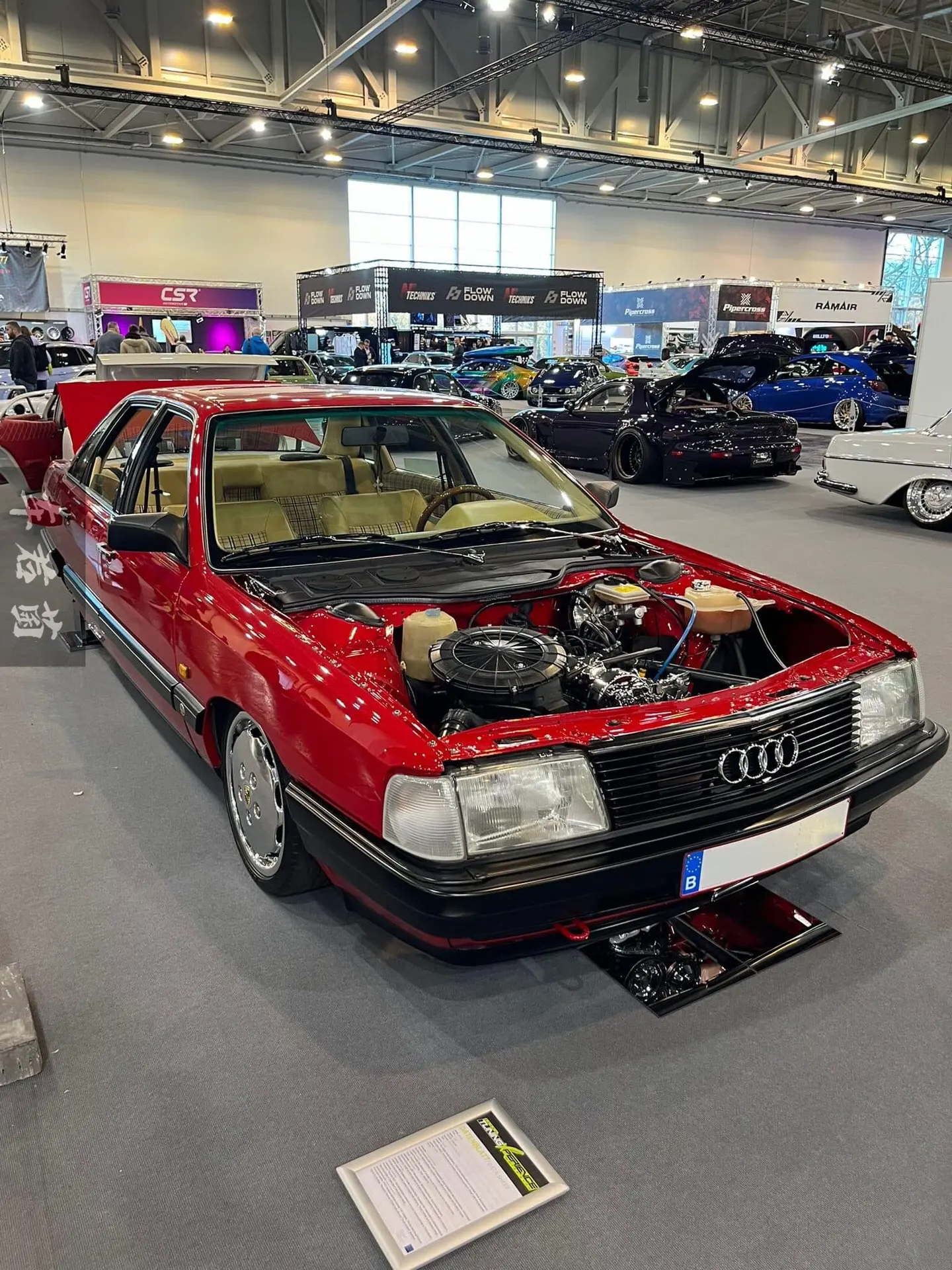 奥迪红色轿车。