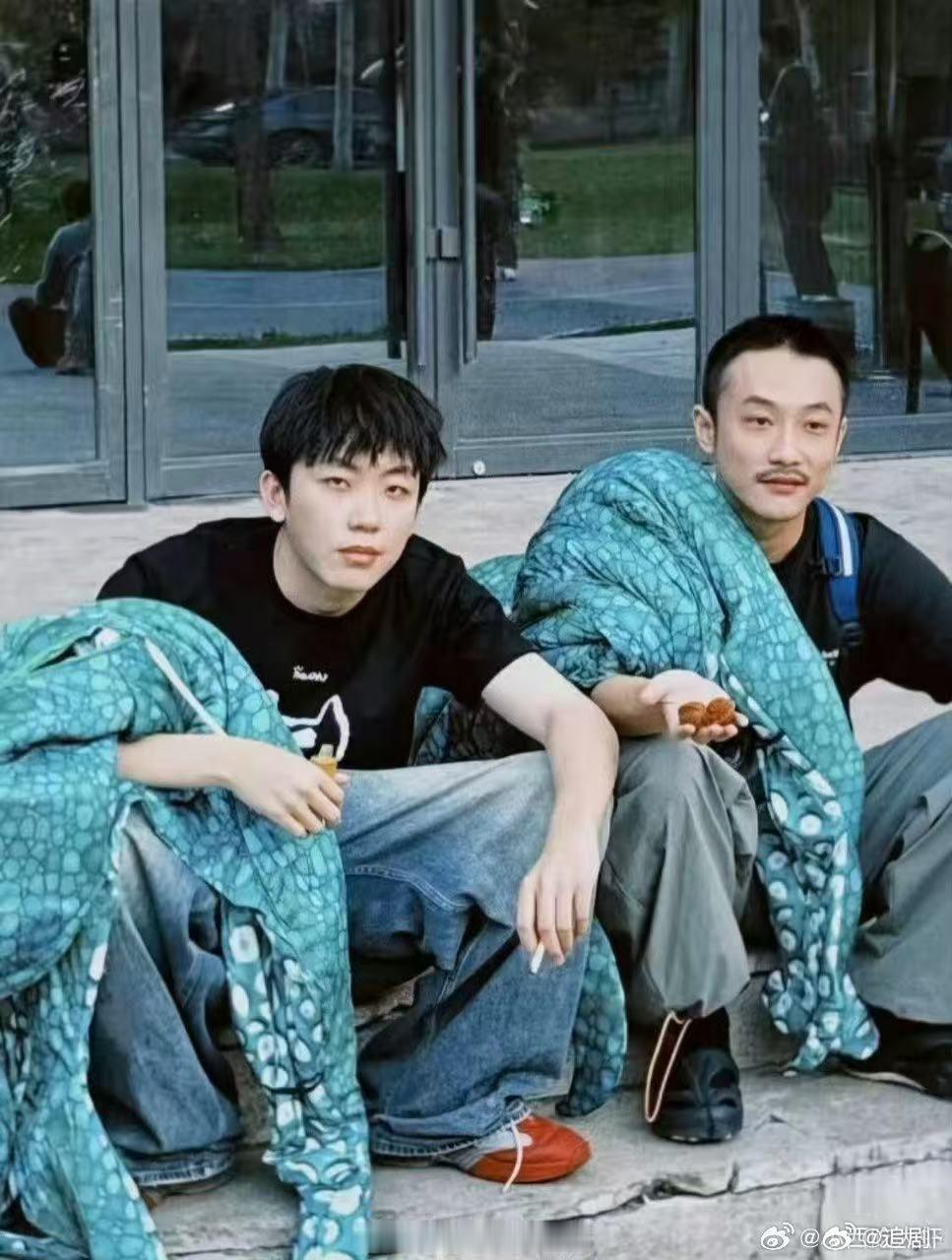 李嘉诚是张兴朝的阿贝贝 反复回看他俩的互动，张兴朝下意识的照顾和藏不住的笑意，真