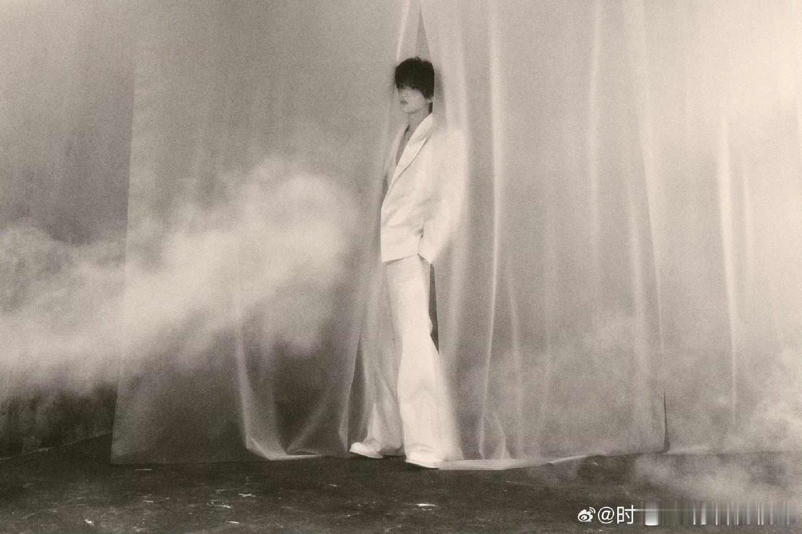 严浩翔白色深v西装 严浩翔白西装胸口戴花 严浩翔太会拍氛围感大片了，白色深v西装