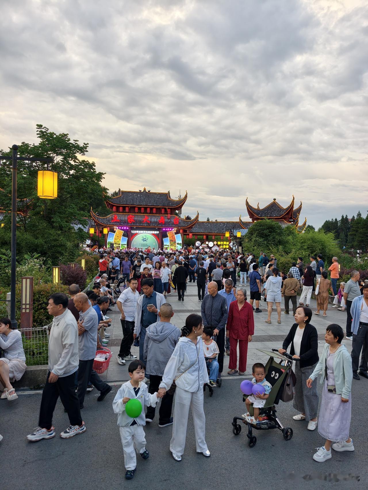 凉爽的黄水，不少人穿两件衣服！
   黄水“土家大舞台”，每晚都有免费的歌舞演出