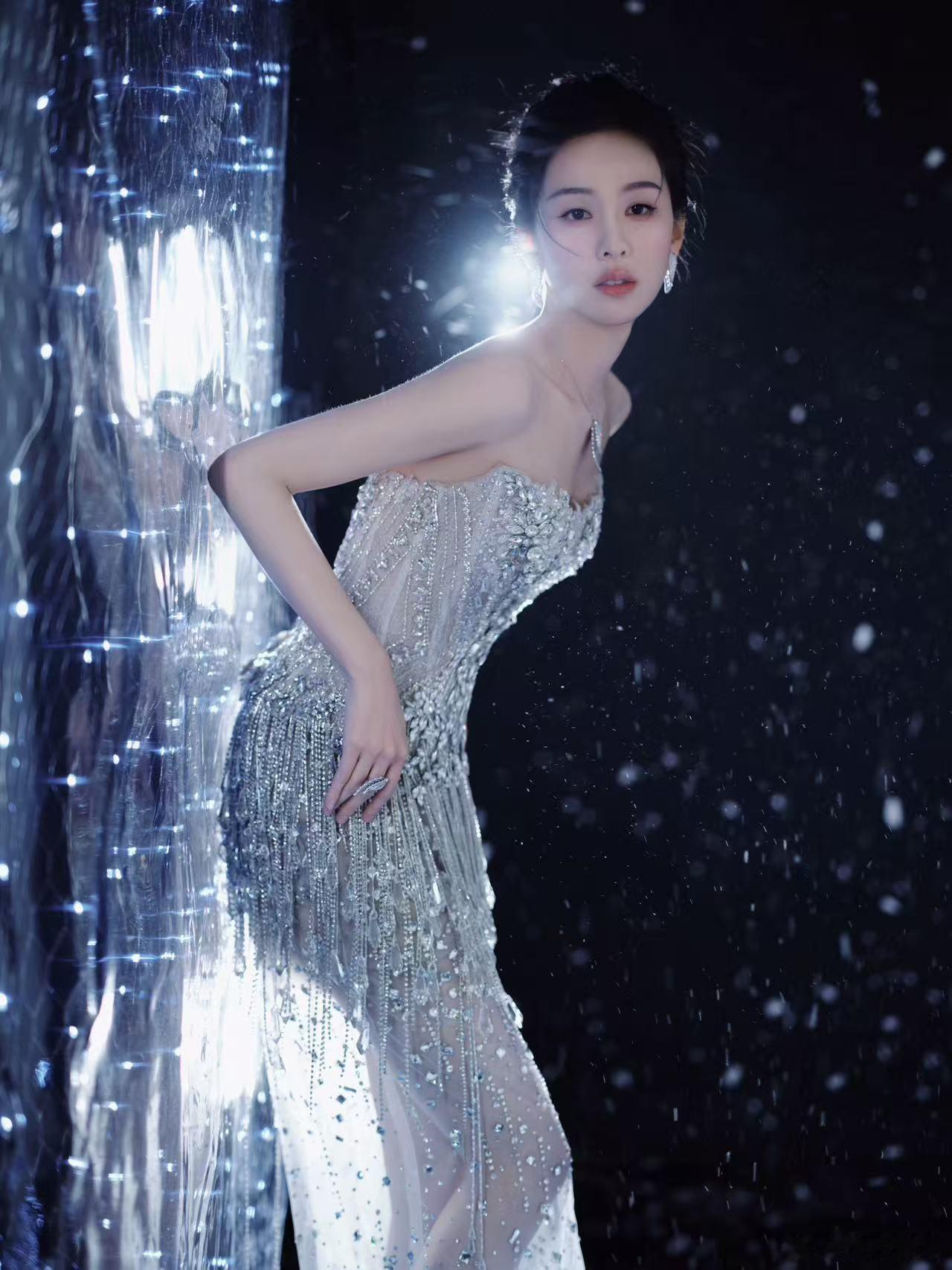 陈都灵银色流苏裙 被陈都灵的银色流苏裙造型美到睡不着！一举一动都仙气飘飘，这才是