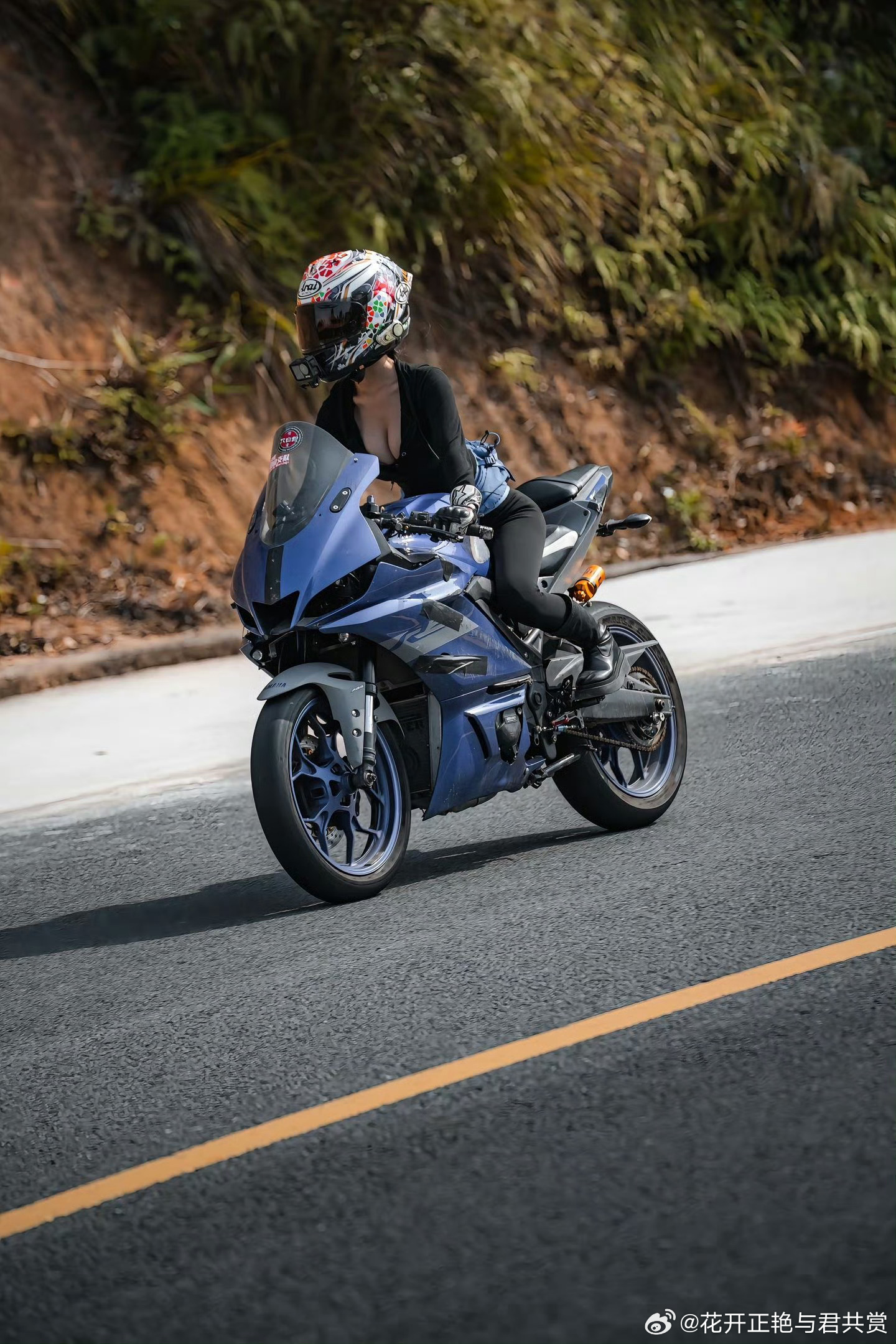 现在女生骑机车的越来越多了 