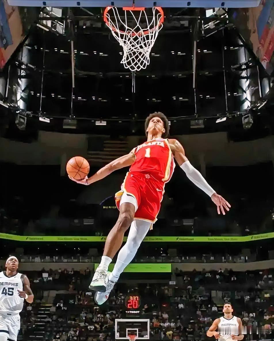 踩着米球王上位，约翰逊爆砍29+12+12成为“新一代鹰王”!

在今天老鹰与骑