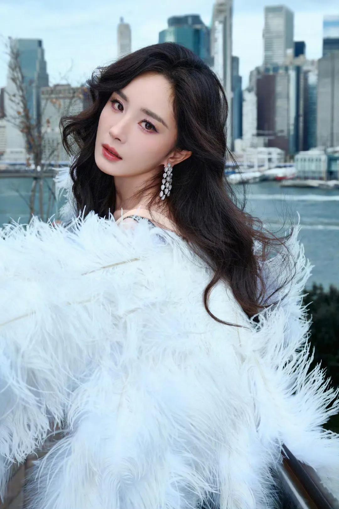 杨幂的维密翅膀，也真是美的太有权威了！
梦回2015杨幂的翅膀造型了（图6）
完