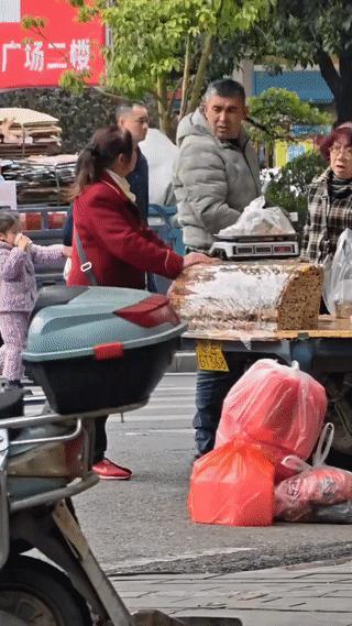 这个大妈胆子也太大了吧！
这种东西你也敢买？
别人看到了都会绕着走。
而你却想花