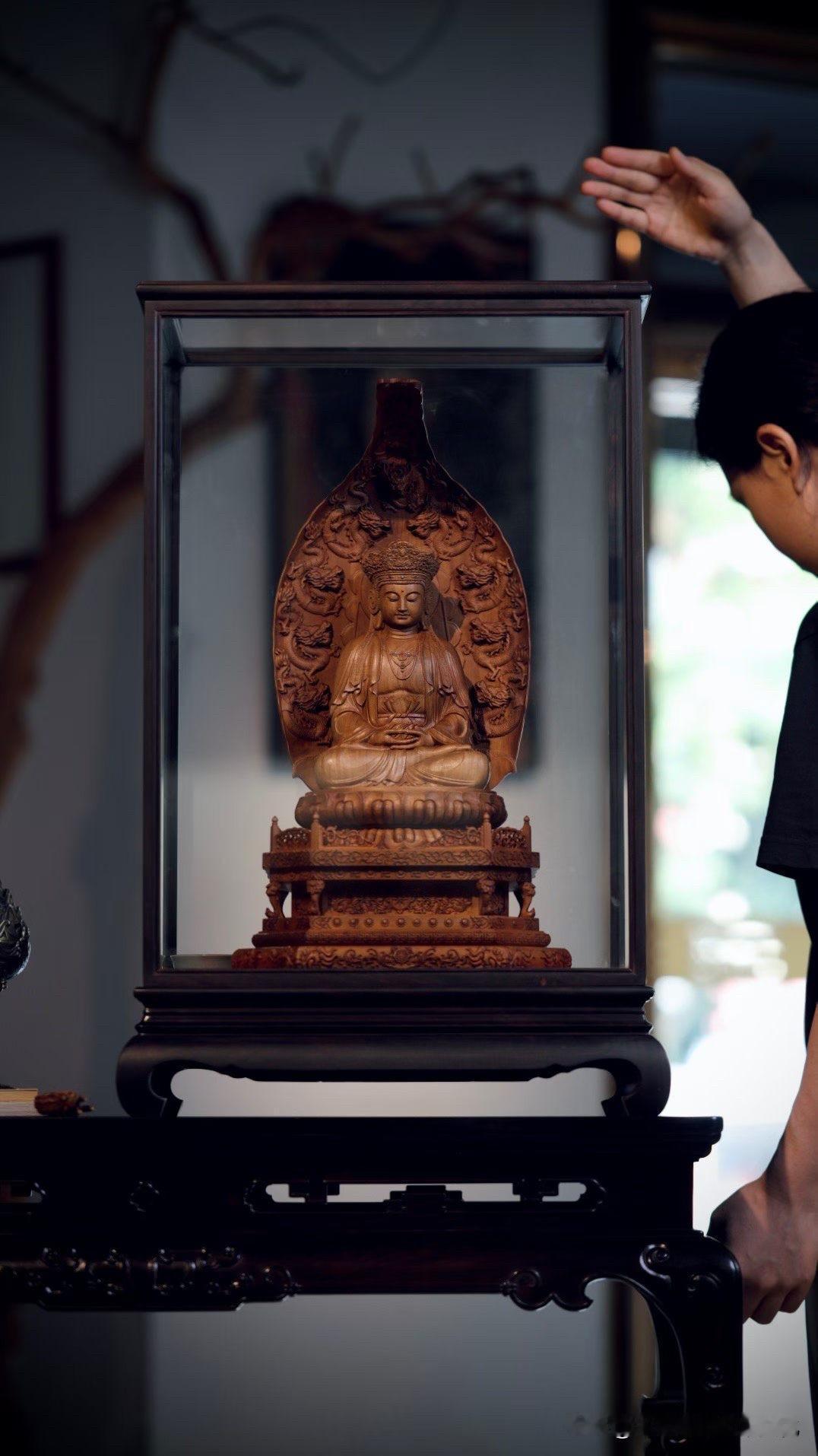 檀香沉静，观音安然端坐莲台。毗卢帽、禅定印与舒展衣褶，共同呈现庄重而慈柔的法相。