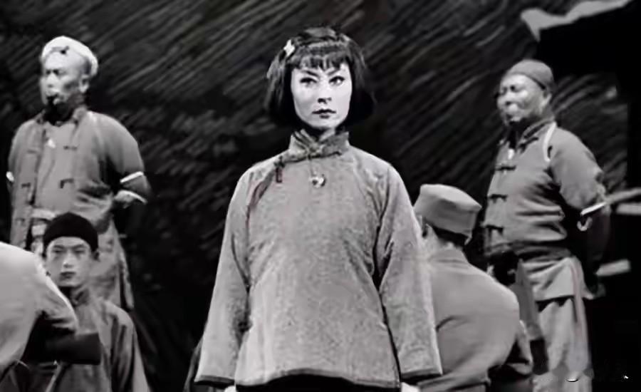 她15岁从容赴死，原名藏着穷人的无奈，改名藏着一生的信仰
 
1932年，九一八