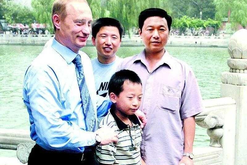 26年前与普京合影的小男孩，如今变成了发福的中年人：时间都去哪儿了？

一张老照
