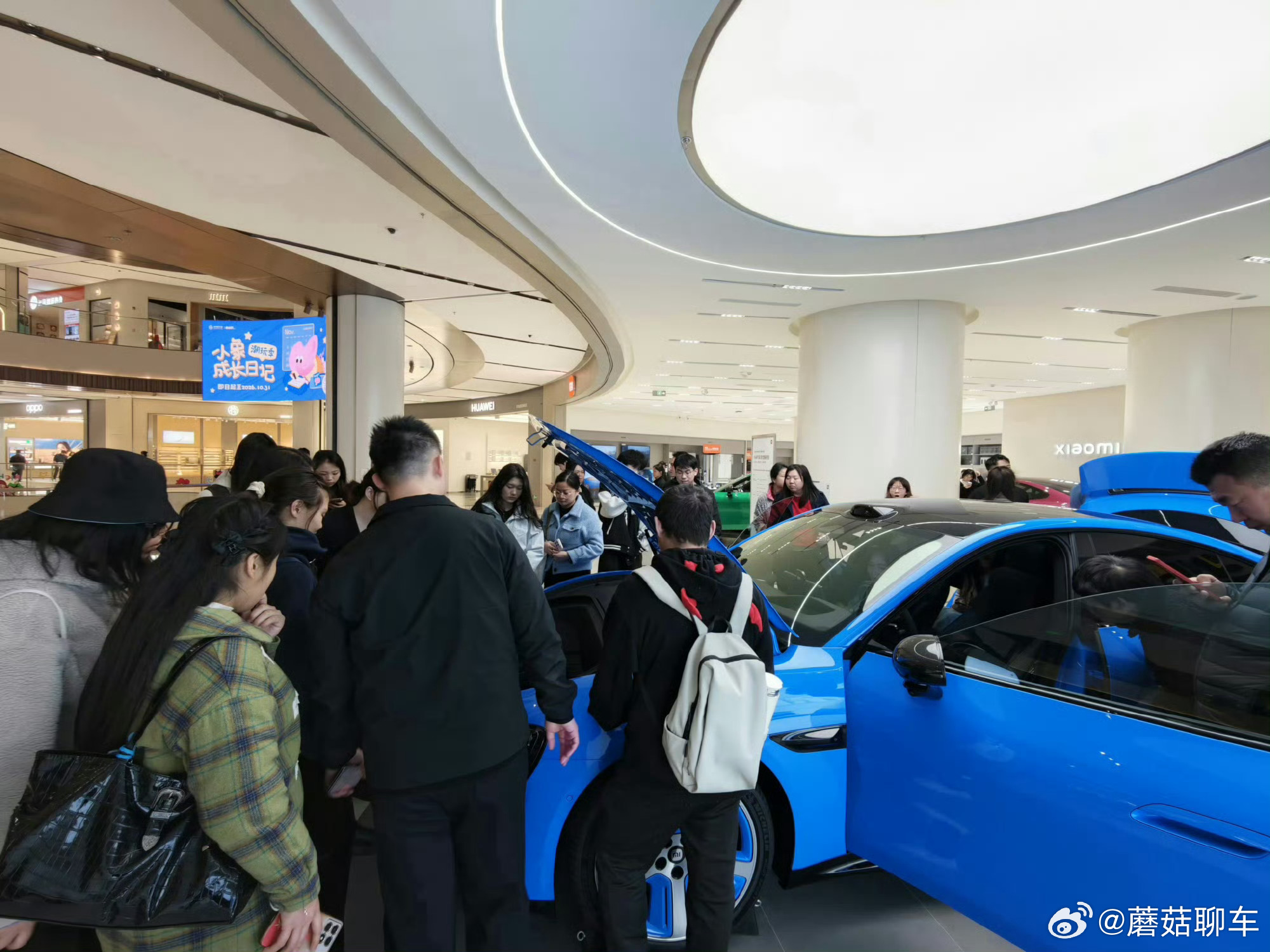 小米新SU7今日开启交付销冠的新一代还是销冠，最近小米汽车门店试驾人山人海的。看