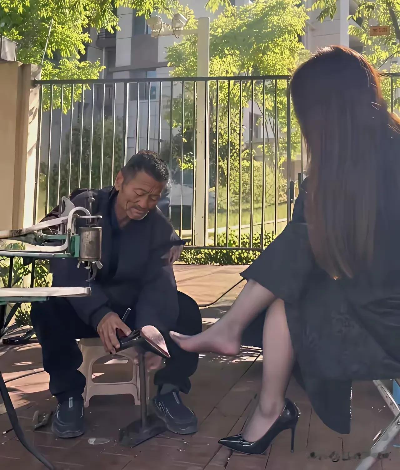 如今会修鞋的手艺人愈发稀少，
而愿意把破损的鞋子送去修补的年轻人更是寥寥无几。
