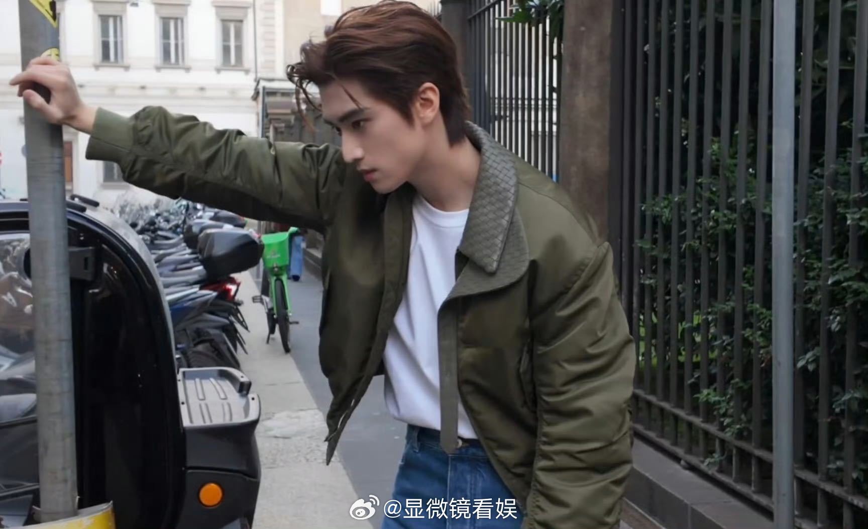 是谁收到了张康乐送的花 张康乐真的好温柔一男神，去米兰参加活动，变的是身上的妆造