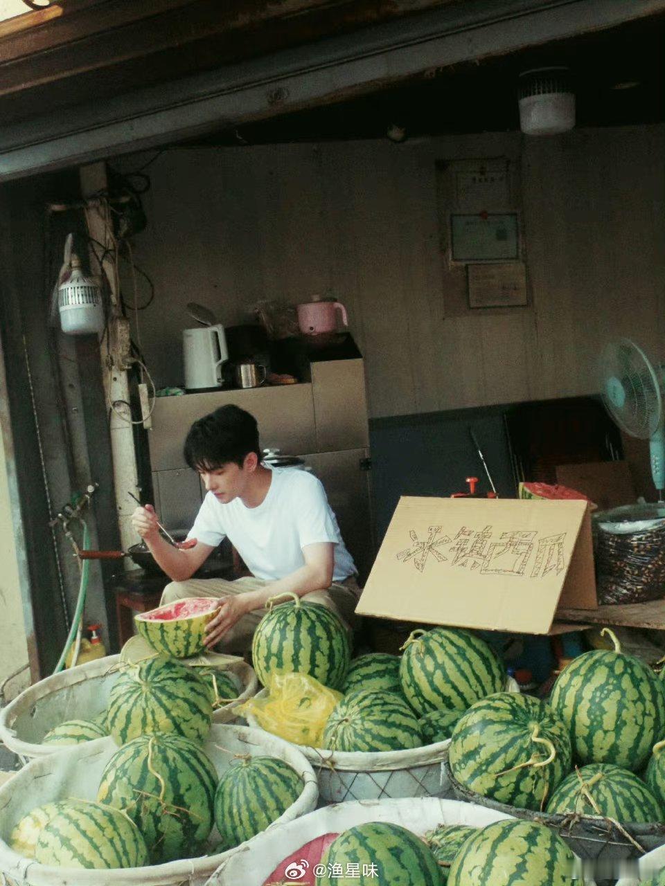 #杨洋吃瓜图#我以为吃的啥瓜呢！原来是真吃瓜！[笑cry]不过杨洋小哥真是越来越