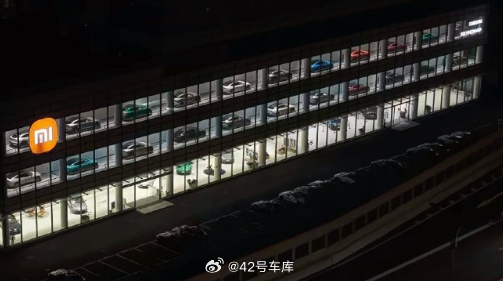 小米汽车杭州石祥西路店的展厅设计很有意思，就很像 64 比例车模展示柜。42ho