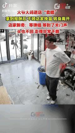 “赶场还挺忙！”8月4日，宁夏银川，一男子在花店忙碌时，突然进来两位大爷大妈，他
