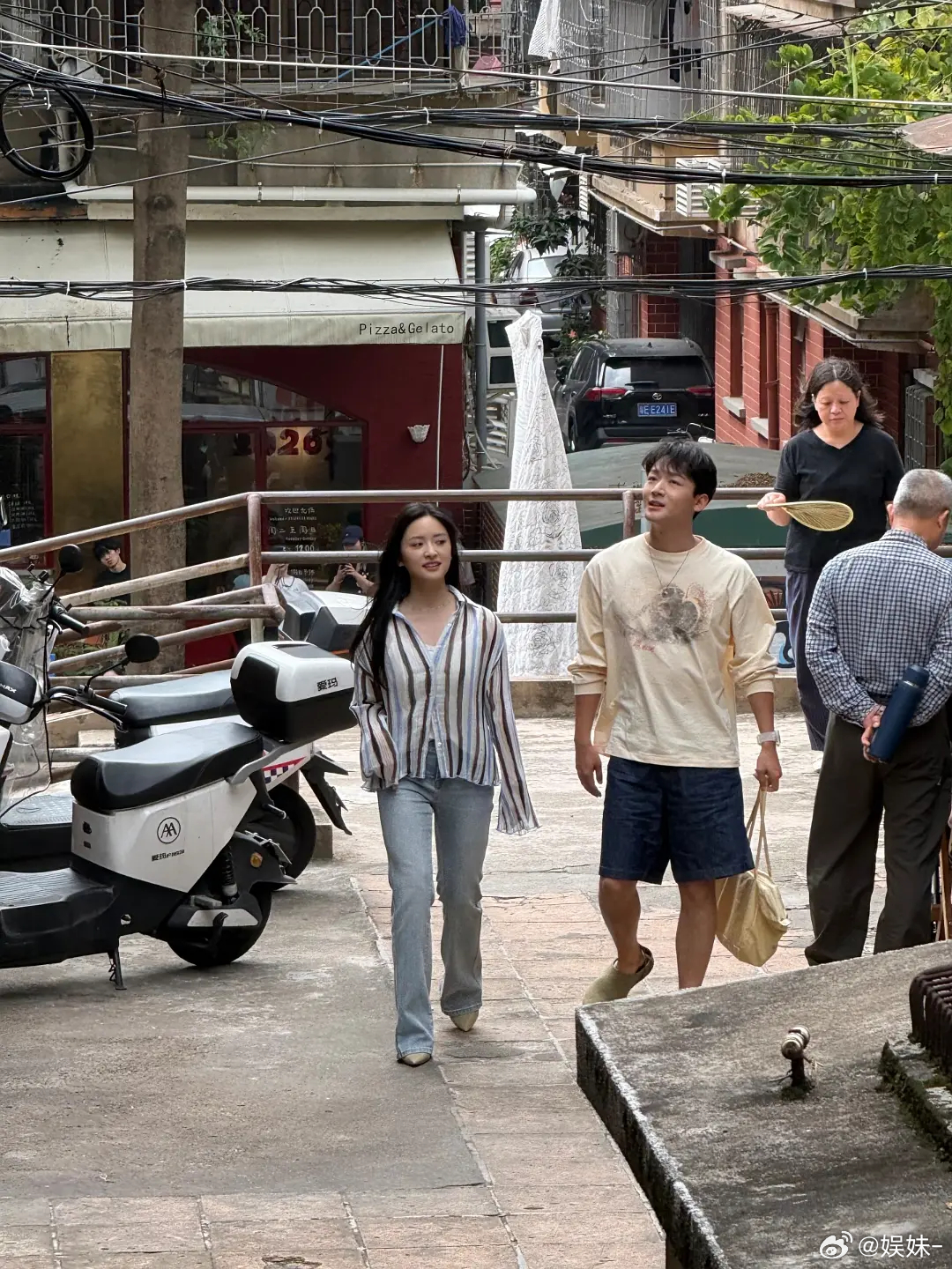 明星穿上地摊货也跟我们普通人一样😂这样比较接地气，落地一点受众更广！！！ 