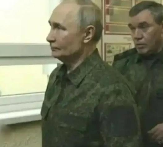 2025年12月27日，身体被爱情掏空的秃子，身着迷彩军装视察俄军联合部队集群指