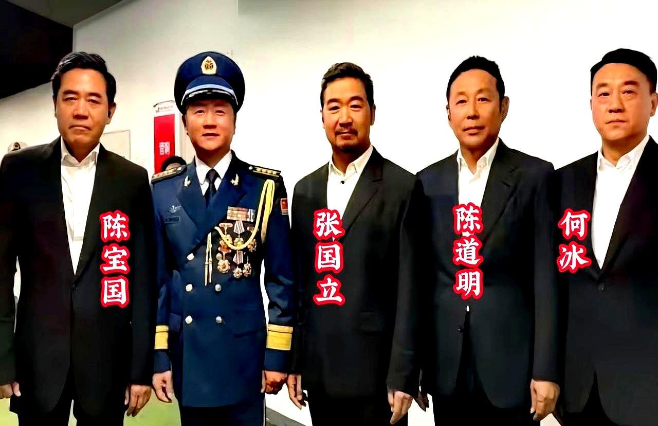 把如今的顶流全绑一块，也扛不住这四个人。
 
他们的眼神像刀子，直接扎穿滤镜，扎