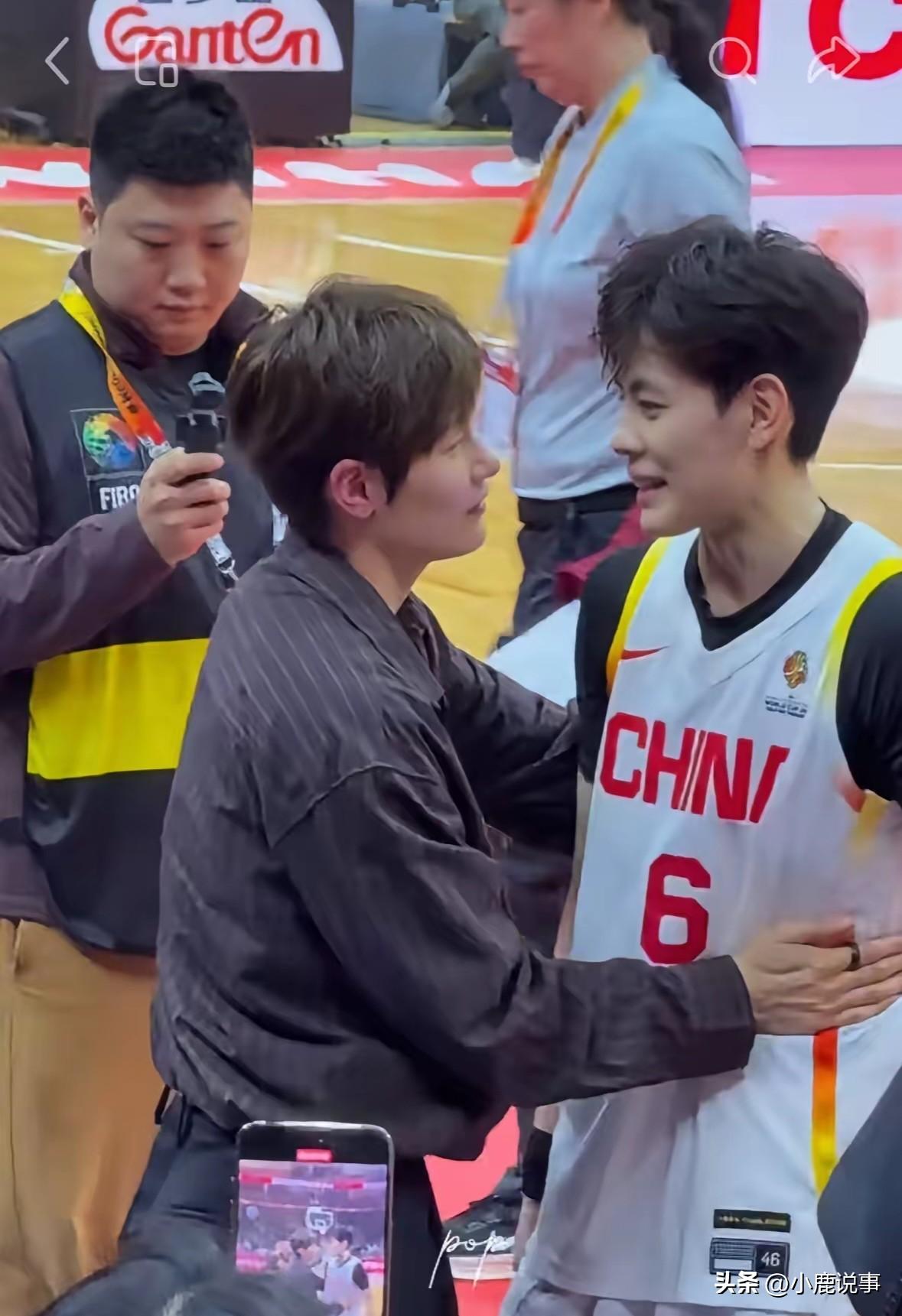 赛场边上的陪伴，比什么都暖心。
杨力维特意来到武汉。
就为给上场拼搏的妹妹撑腰。