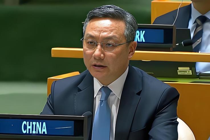 当联合国高官流畅切换四国语言，却唯独没有中文时，中国代表孙磊大使没有愤怒指责，而