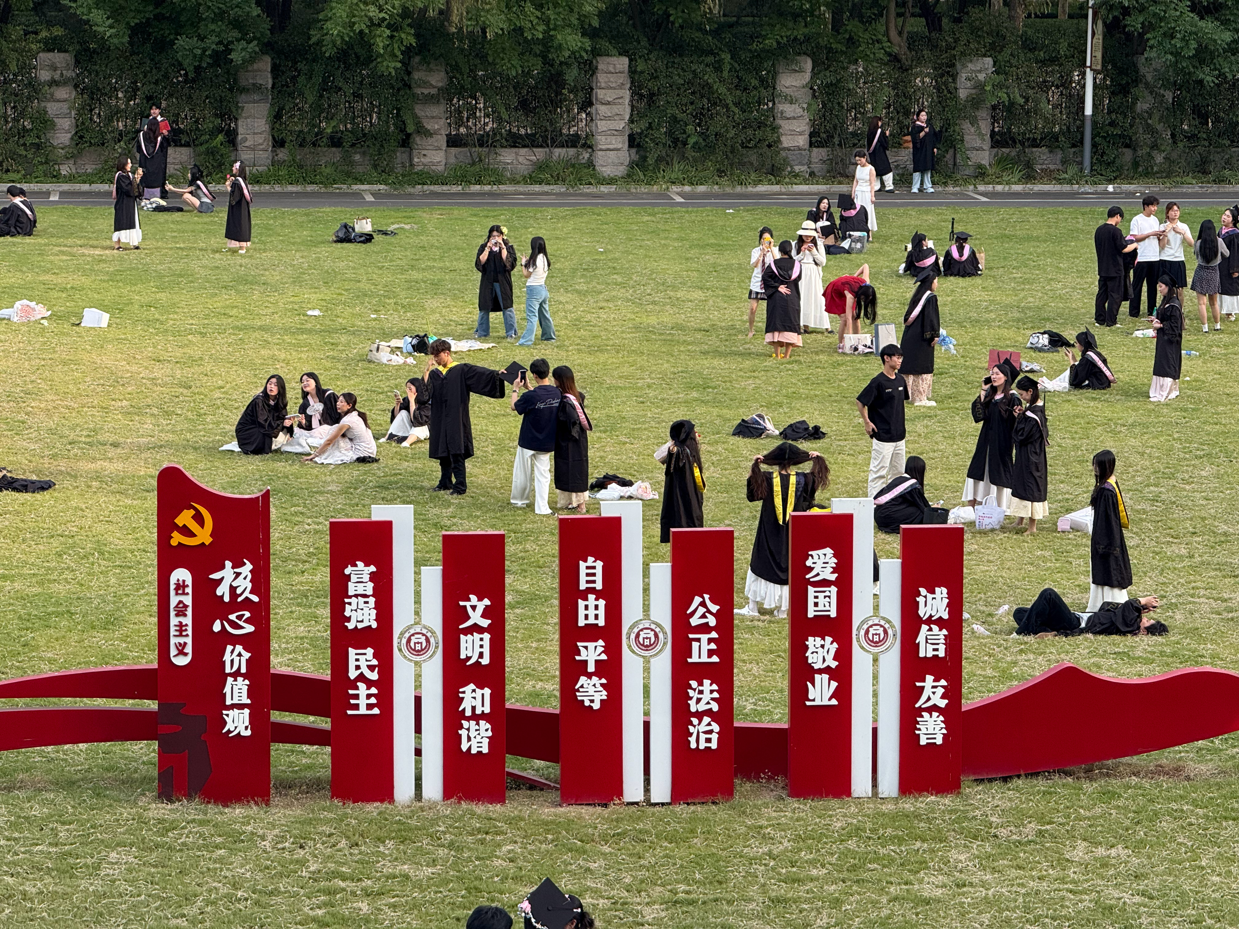 多所高校给学生建新宿舍多所高校正通过新建宿舍、改造旧楼、租赁或购买存量房等多种方