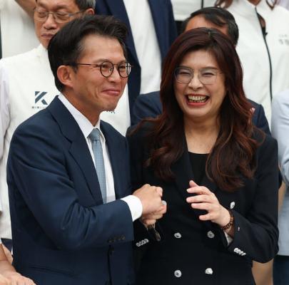 现在可以回答这么一个问题了，那就是国民党究竟有没有挡军购案？答案当然是挡了，从1