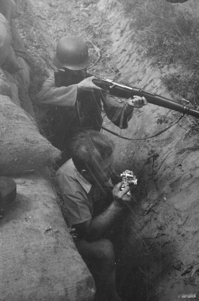 战壕里的士兵和摄影师，上海 ​​​