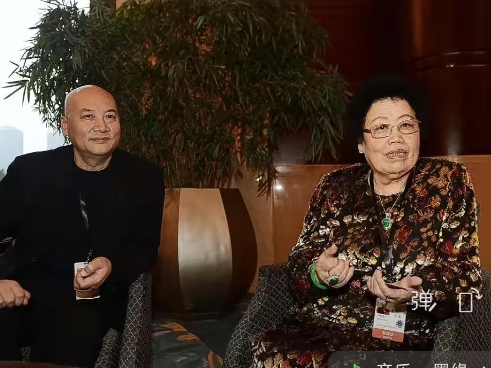 山坡羊·悼陈丽华
商海筹谋身，
紫檀留迹深，
掌家严整尊卑顺。
岁如奔，金难存，