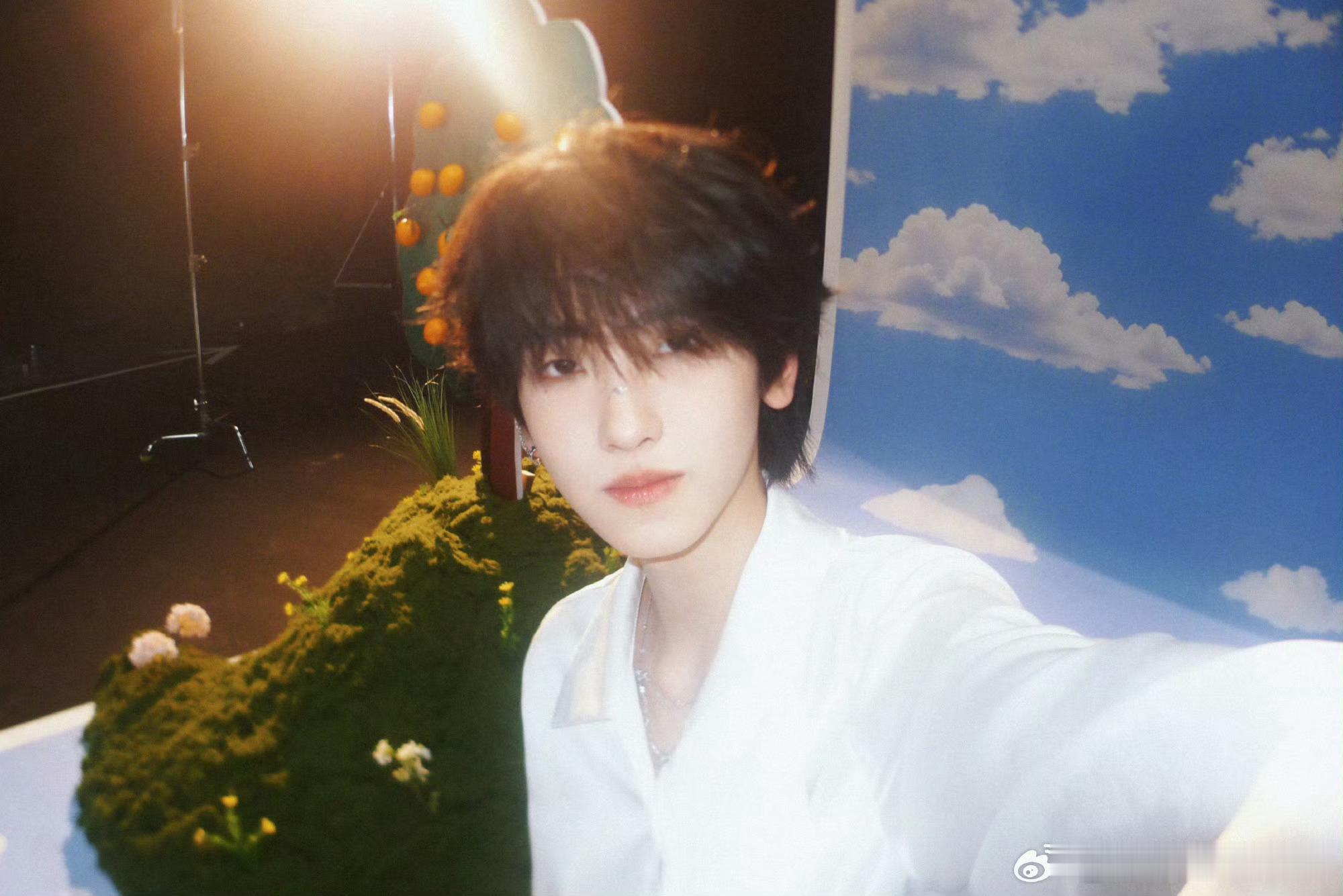 左奇函ccd自拍九宫格左奇函晒ccd九宫格 ​​​左奇函晒ccd九宫格，白衬衣好