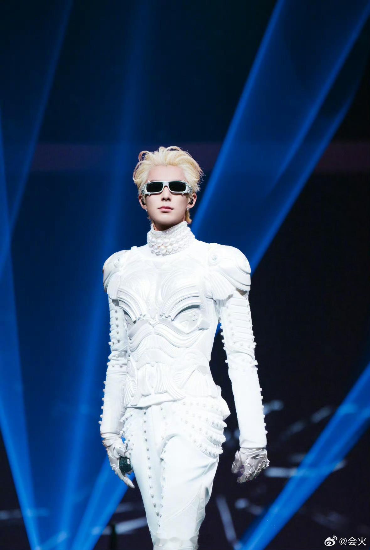 王鹤棣演唱会我发现王鹤棣是小骨架王鹤棣演唱会彩排造型