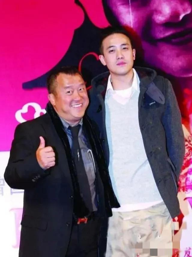 曾志伟和他儿子曾国祥一起合影，如果不说我还真不知道他俩是父子，这差距有点大啊，儿