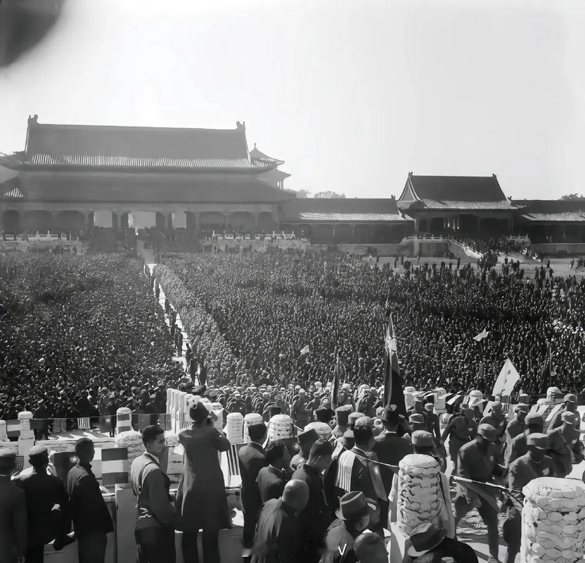 日军在故宫投降20万市民围观1945年10月10日10时10分，故宫太和殿广场举