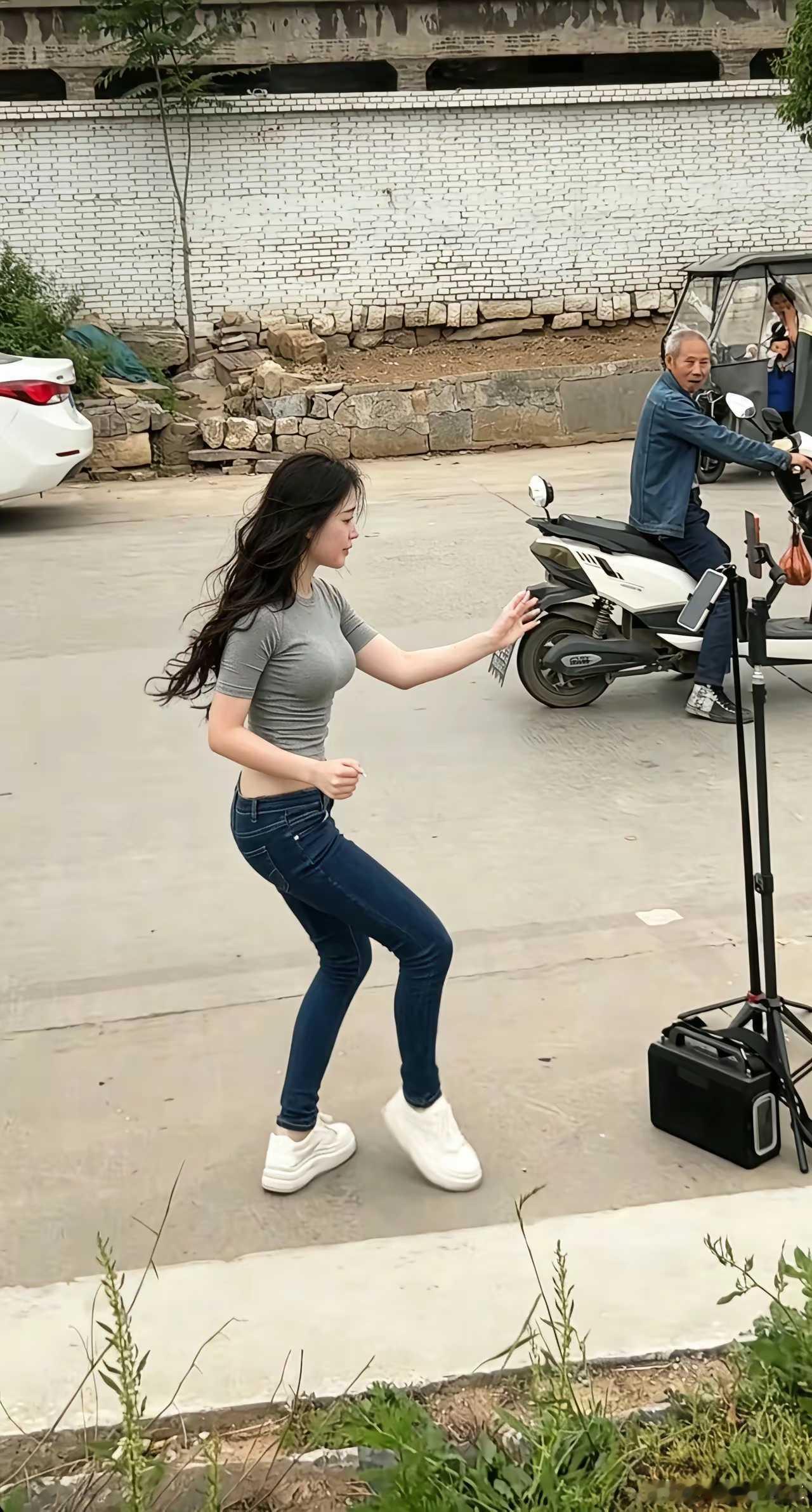日常网友提问：如大爷在路中间出了交通事故，这主播要承担责任吗？成都