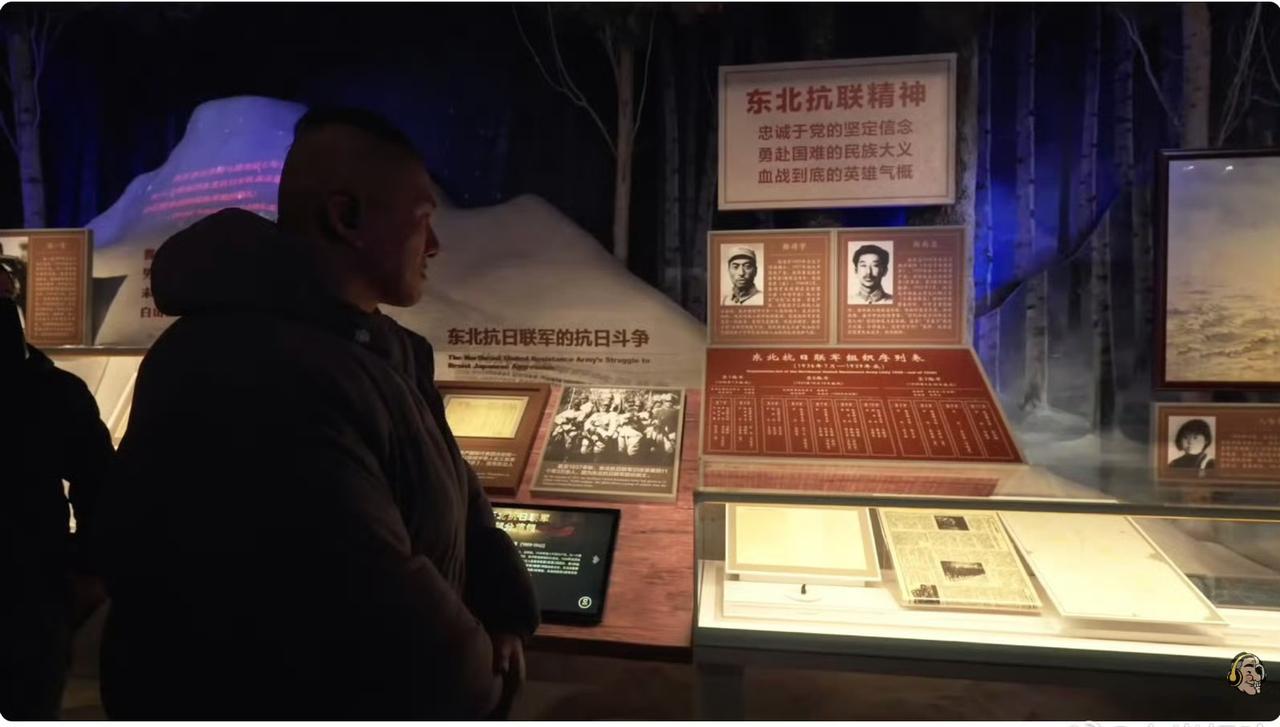建议所有台湾年轻人，亲自去一次四行仓库。

我看到馆长站在“八百壮士”名单前低头