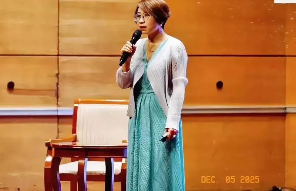 看赵宏那番言论
真的要把人气笑了
真的建议直接把她家搬到那个圈子聚集地去，不用多