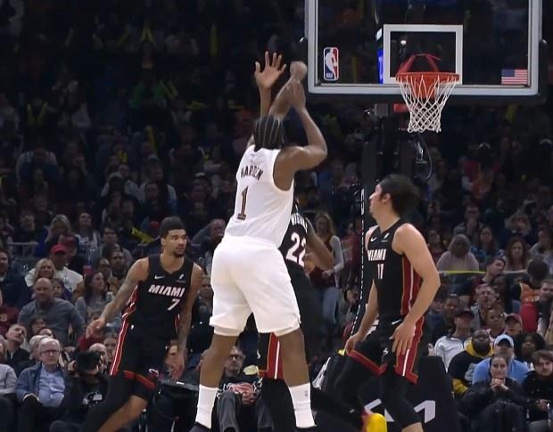 骑士伤兵满营，哈登上场42分钟全队最高，骑士103-120，难挽败局。热火阿德巴