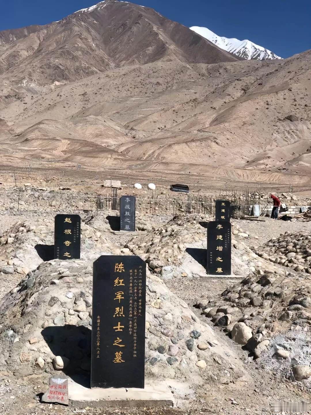 “天地英雄气，千秋尚凛然。”青山有幸埋忠骨，铭记历史，不忘初心。 