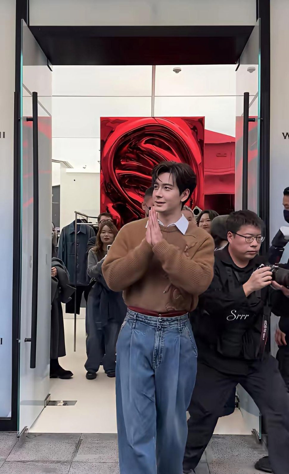 能把毛衣下摆掖进裤子里，陈星旭这得多细的腰才能做到？ 