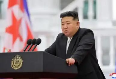 金正恩一共做了两件事，每一件都很符合当前的局势，第一件就是谴责美国，直接给美国和