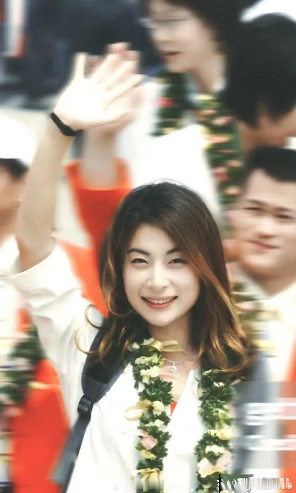 郭晶晶当年夺冠访港时的状态太绝了！赛场上的霸气与私下的温婉融合，这股独有的风采，