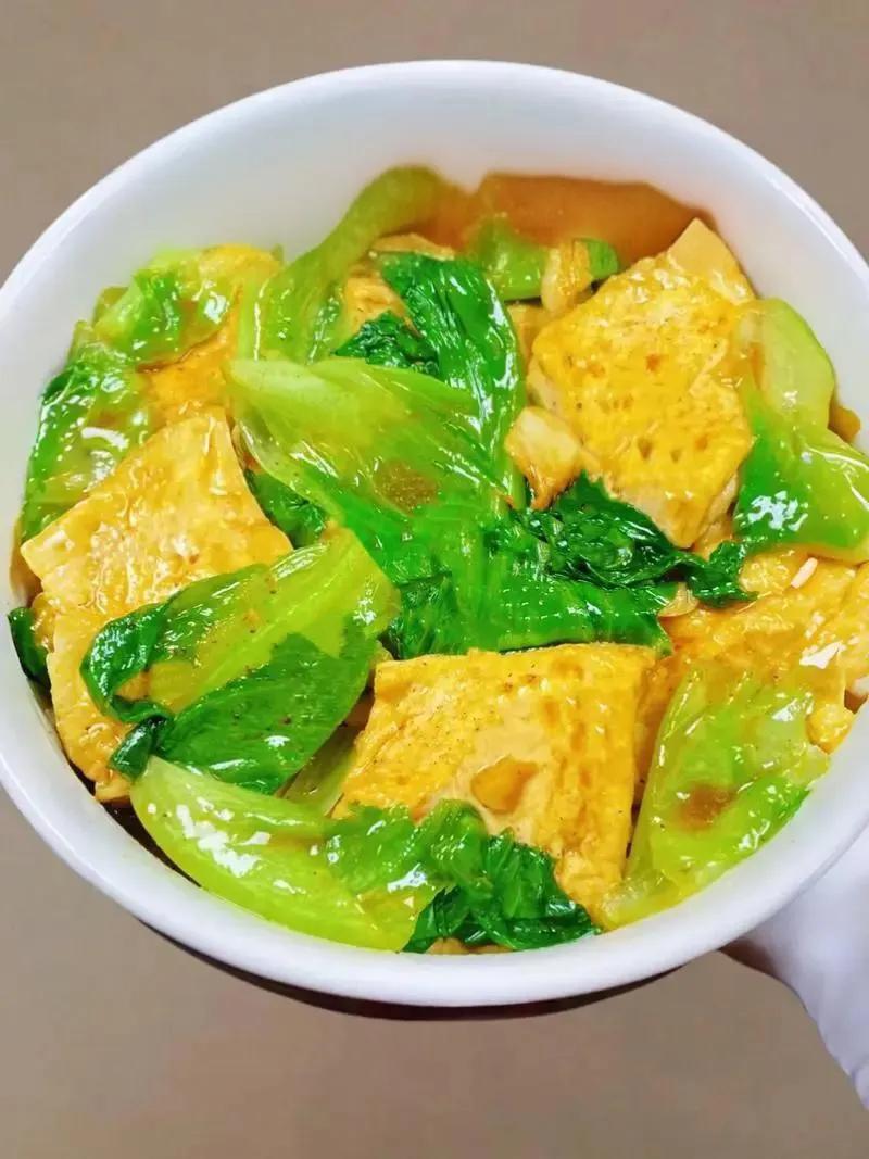 生菜炒豆腐。

生菜炒豆腐清淡爽口，生菜清脆，豆腐吸饱了汤汁入味又爆汁，还带着浓