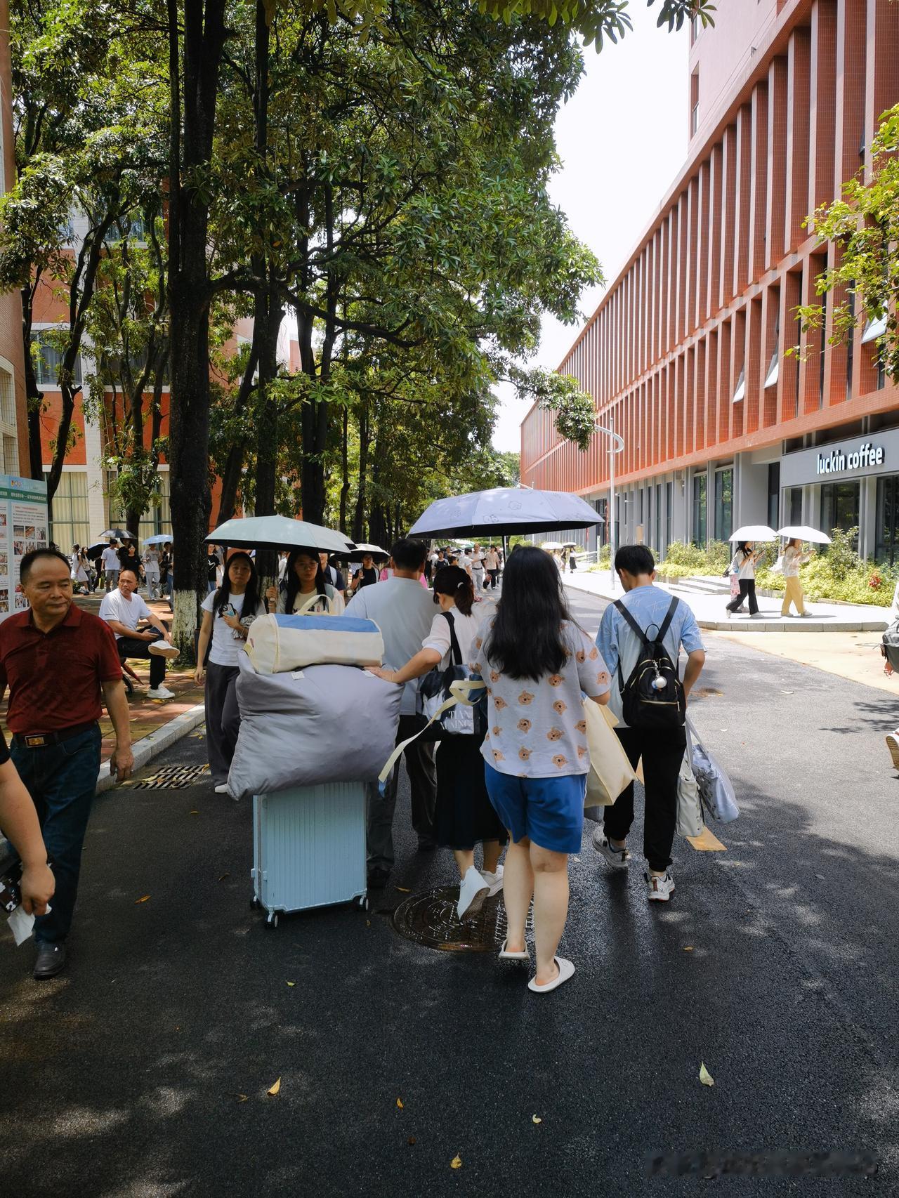 定格大学毕业最后24小时！9000学子拖箱离校，这一转身就是青春的散场……

6