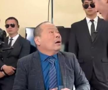 河南大爷退休后拍短剧，意外开启事业第二春，最高日薪2000元。
河南郑州，一个退
