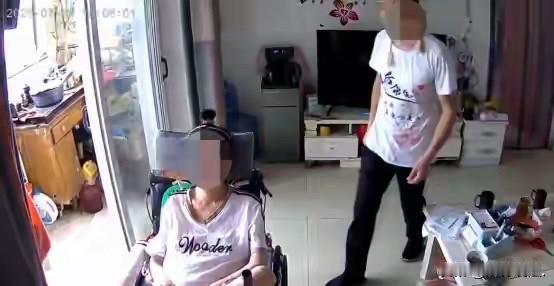山东平阴，女子患渐冻症，不想拖累家人，花4000元请了一个男护工照顾自己。男护工