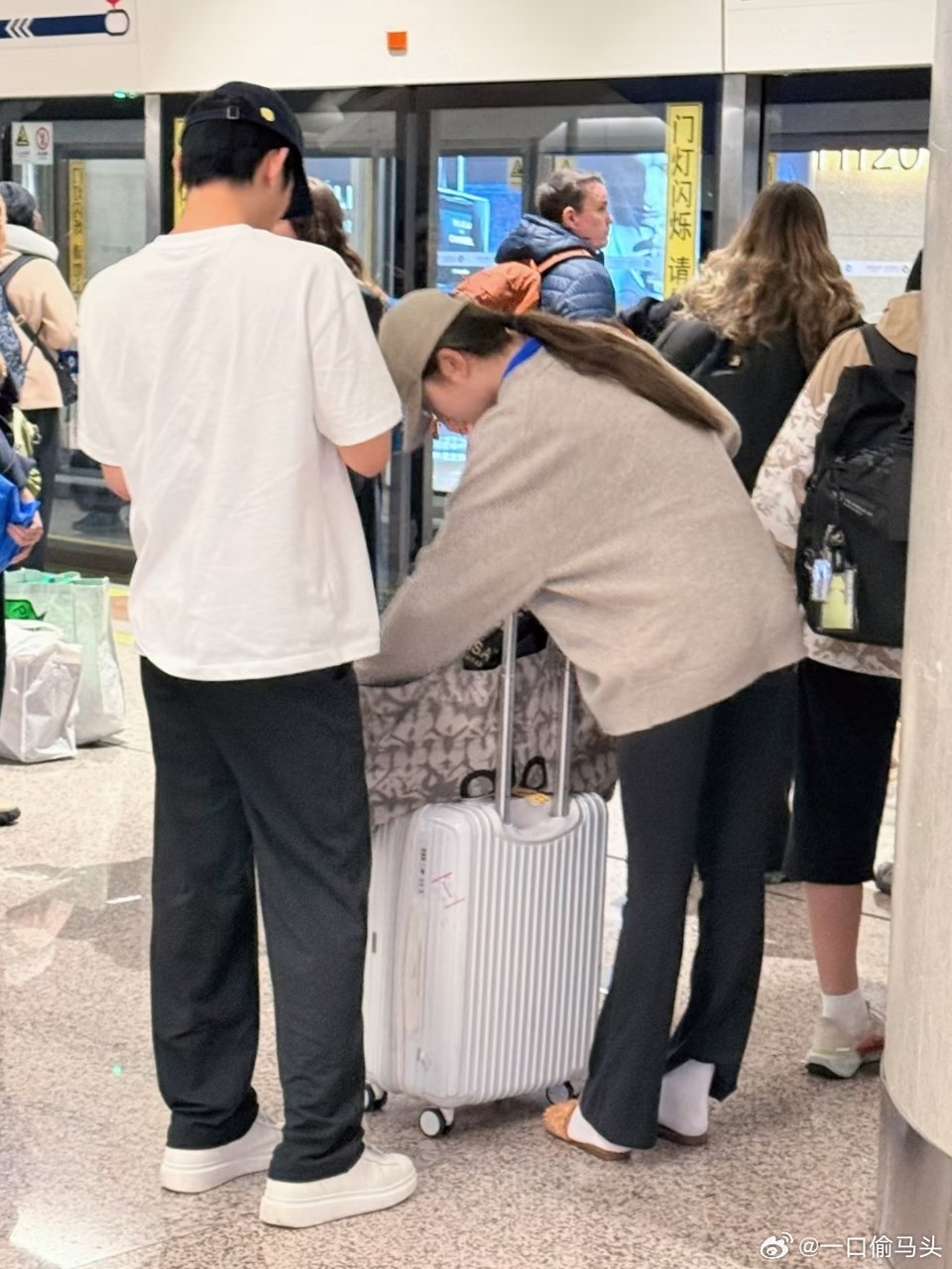 走路的时候她们会时不时牵手手，就是对恩爱的小情侣没跑啦，方医生绝对是打工人圣体，